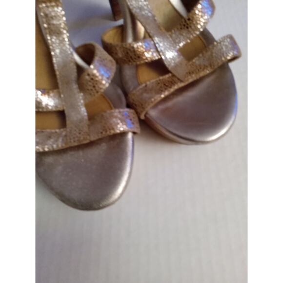 Sofft women size 8M T-strap metallic champagne platform heel leather sandals - Picture 3 of 9